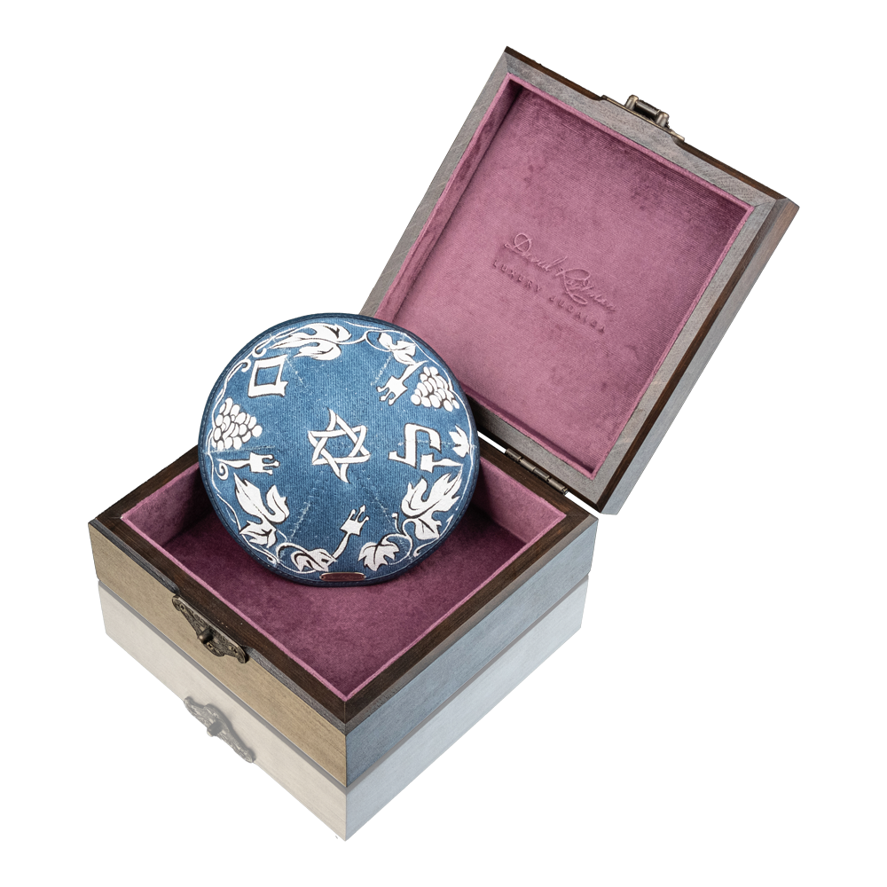 כיפה "מודרנית" מג'ינס עם עיטור "אותיות האלפבית העברי"