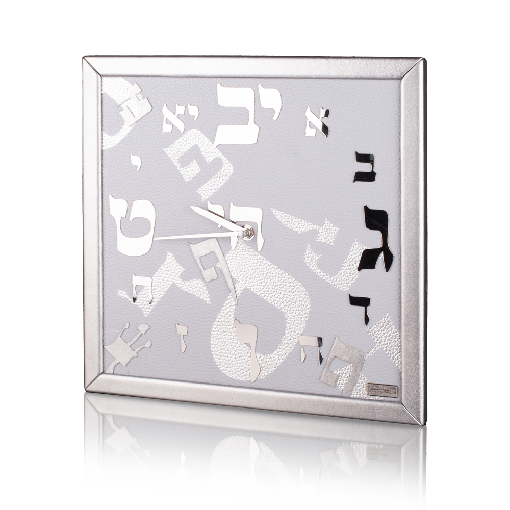 שעון עם אותיות עבריות